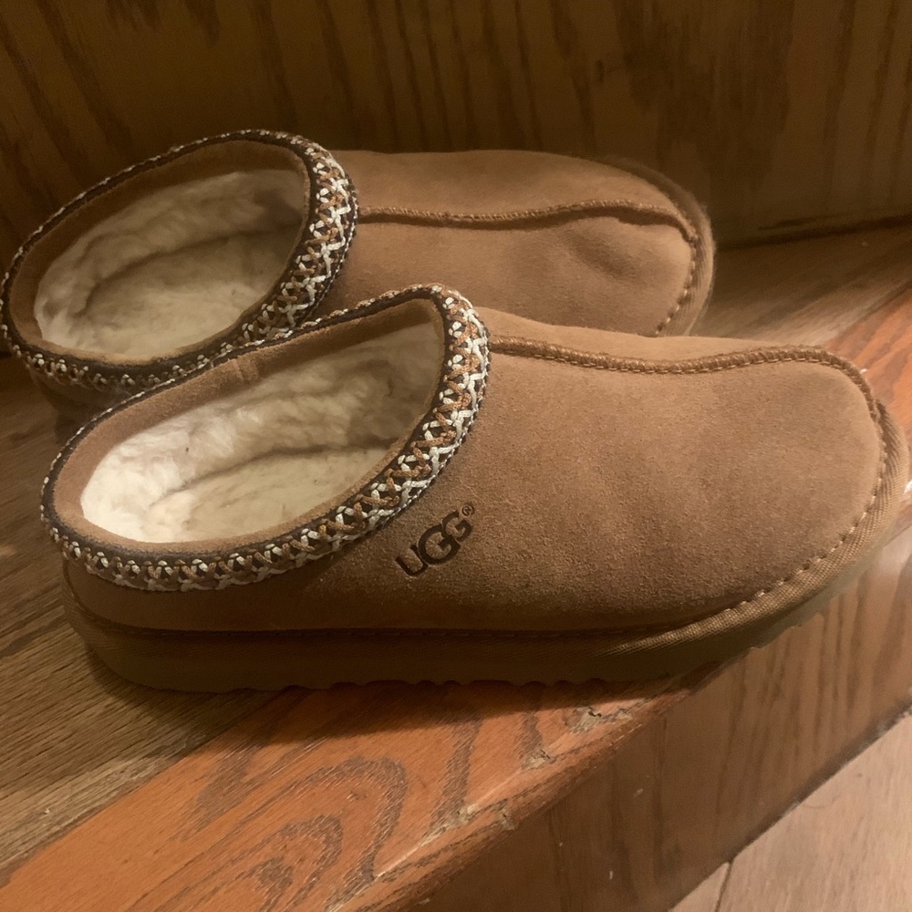 UGG slippers size 3 unisex